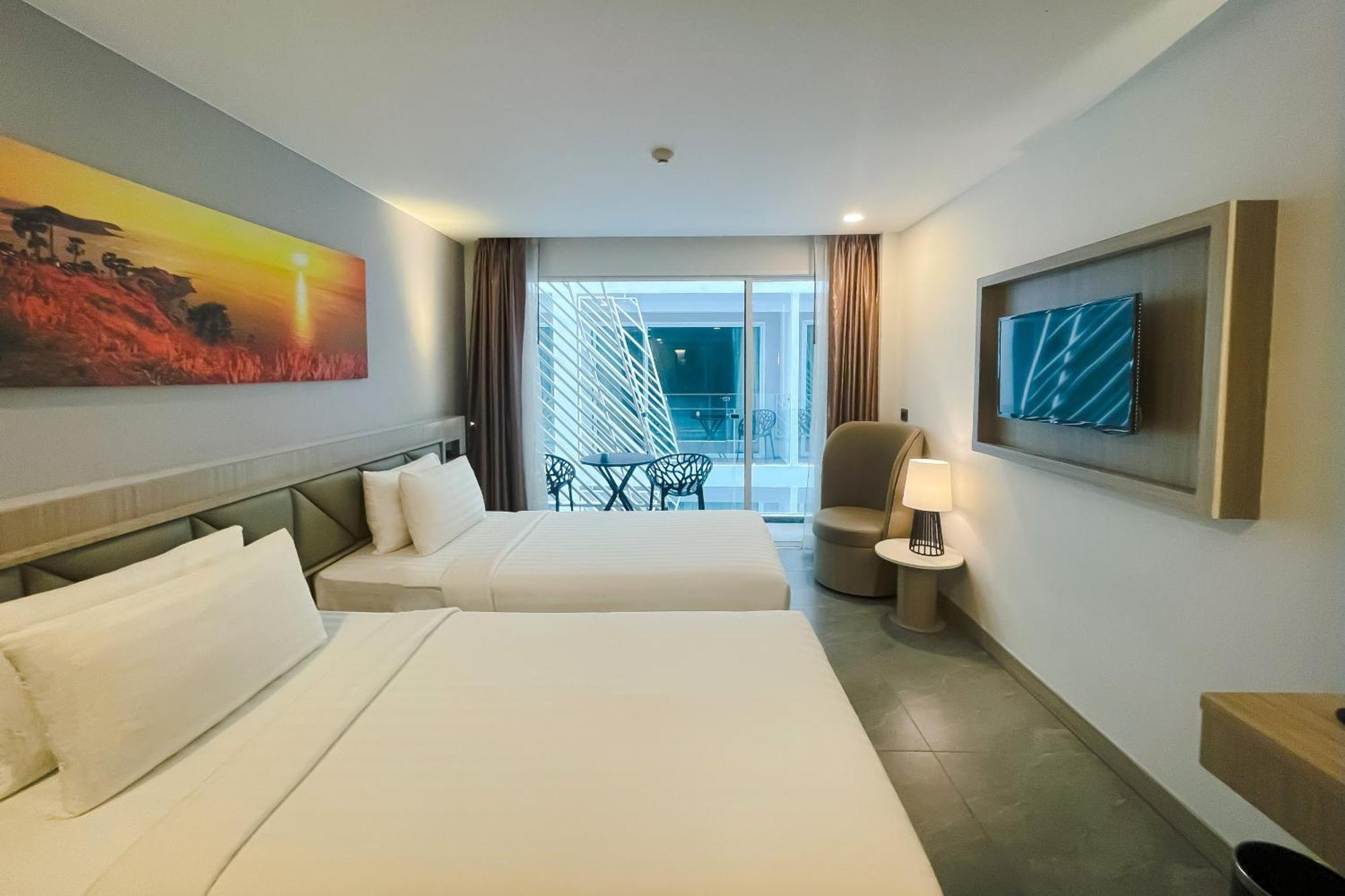 Clarian Hotel Beach Patong Esterno foto