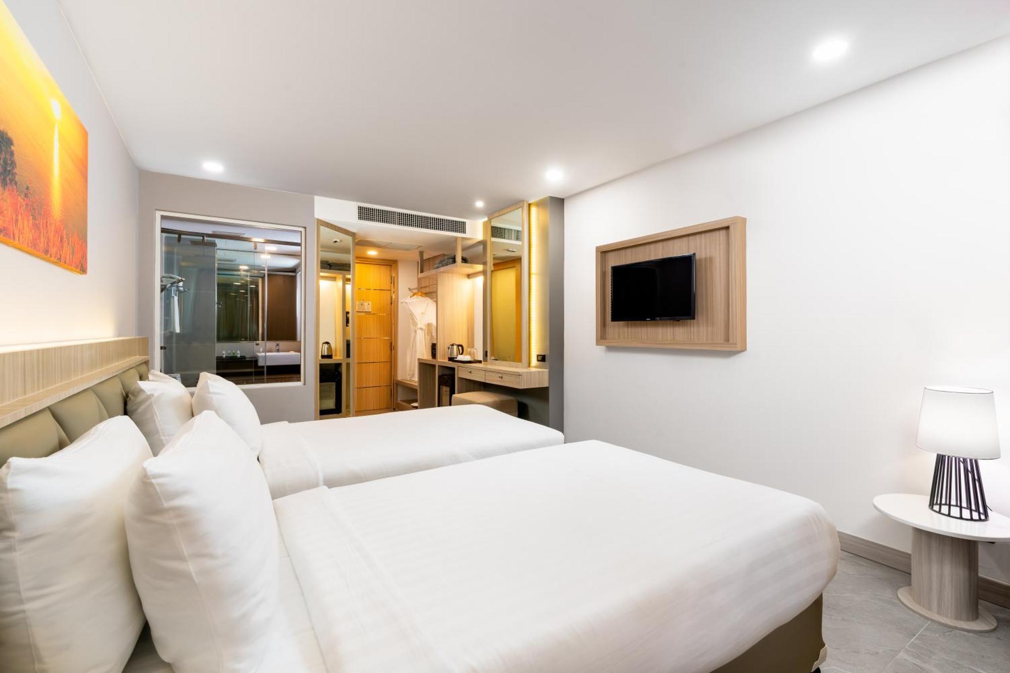 Clarian Hotel Beach Patong Esterno foto