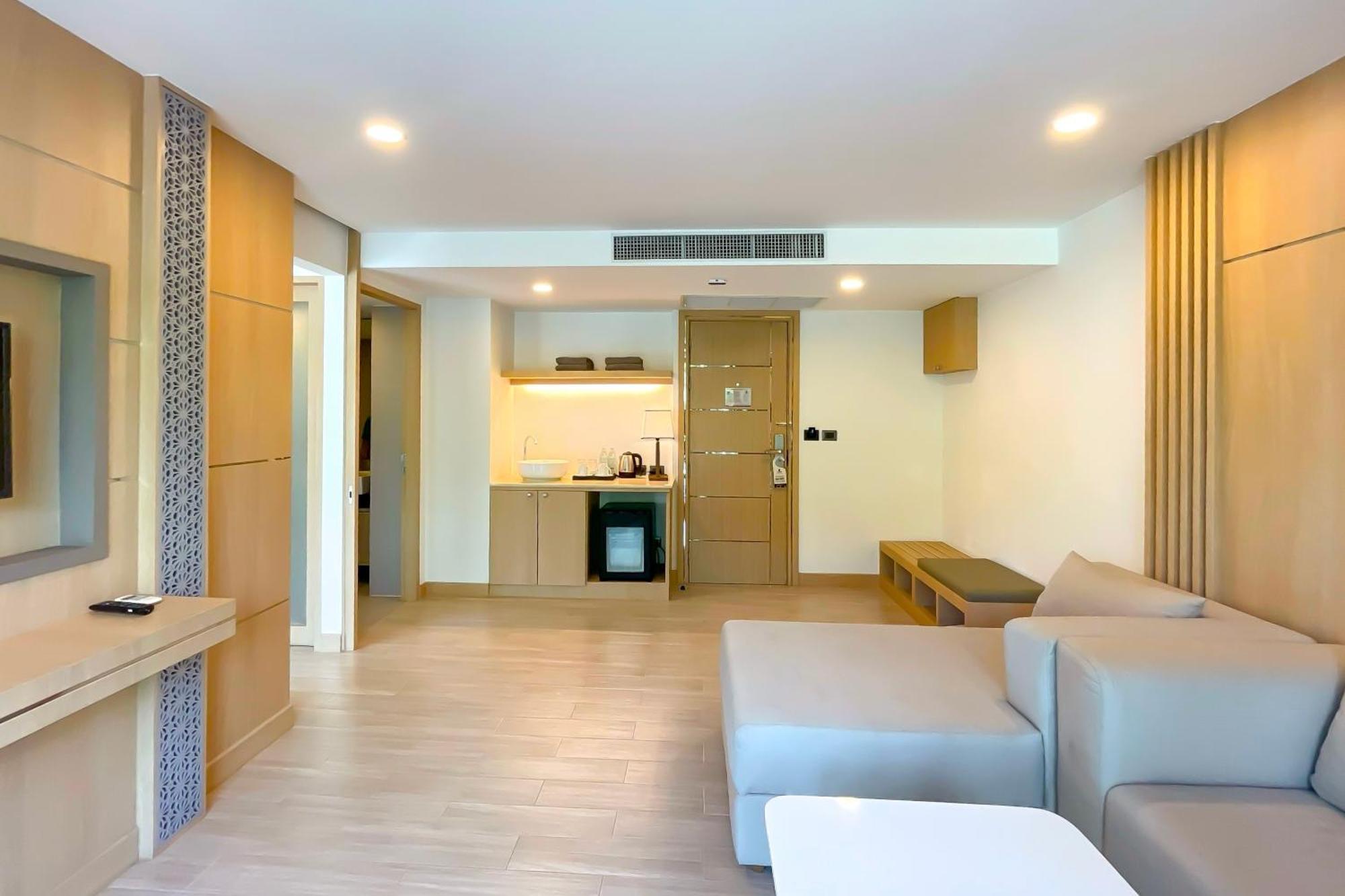Clarian Hotel Beach Patong Esterno foto