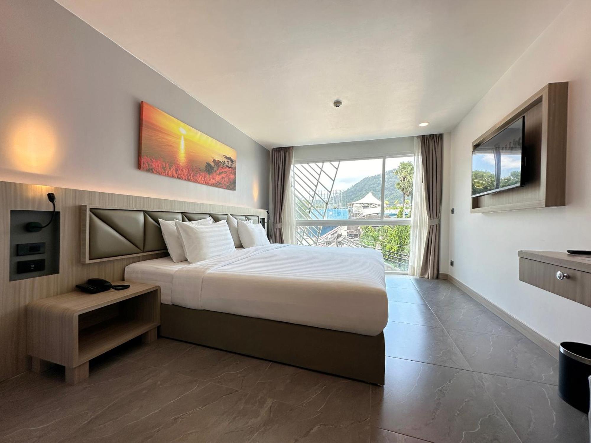 Clarian Hotel Beach Patong Esterno foto