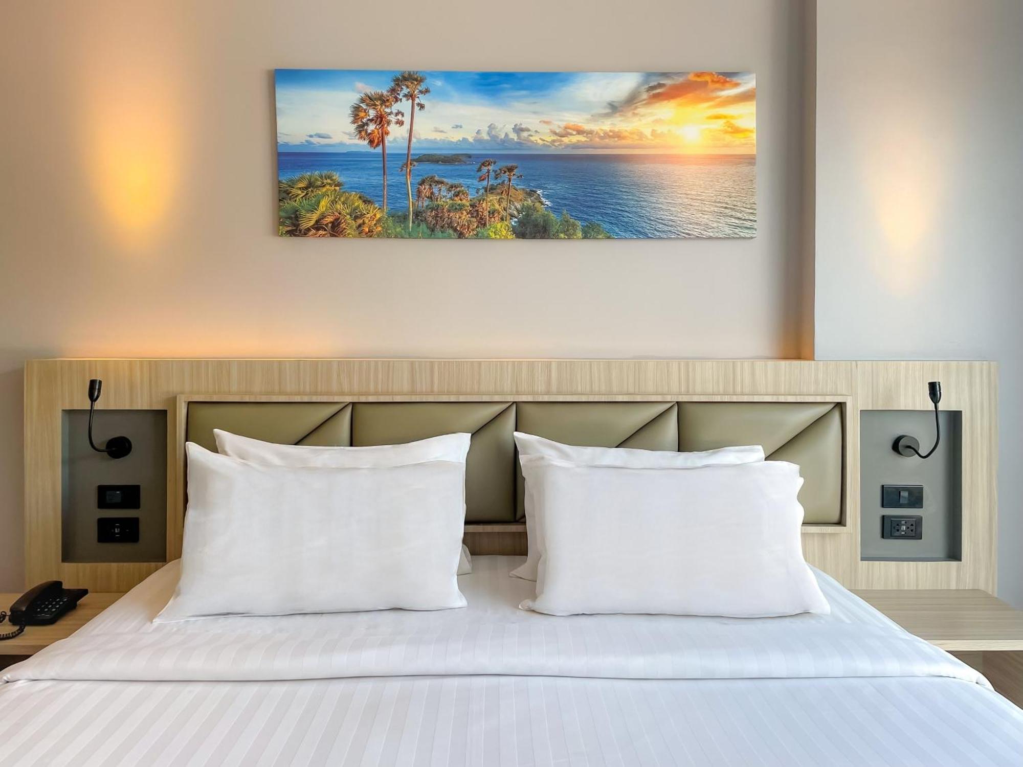 Clarian Hotel Beach Patong Esterno foto