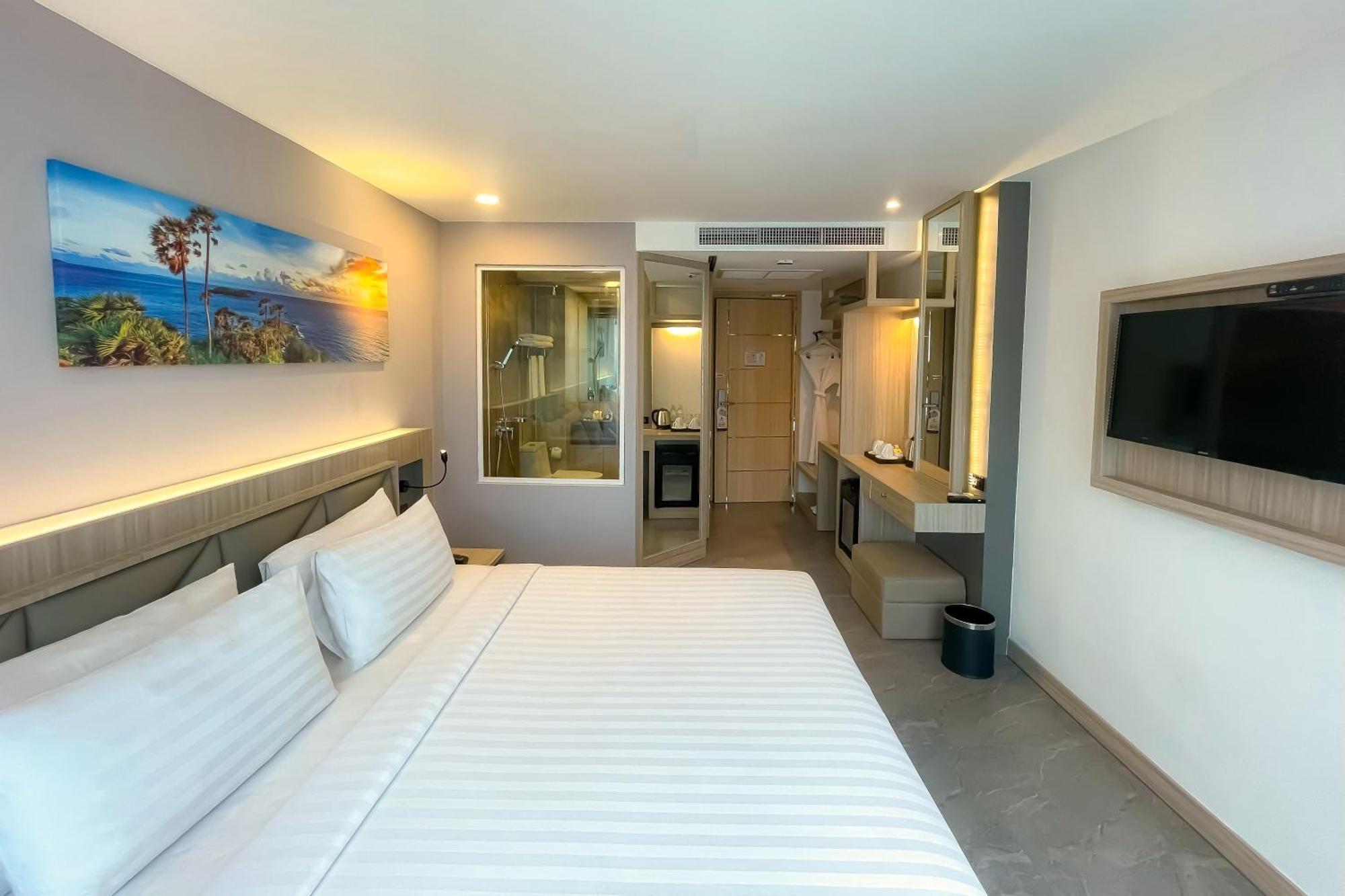 Clarian Hotel Beach Patong Esterno foto