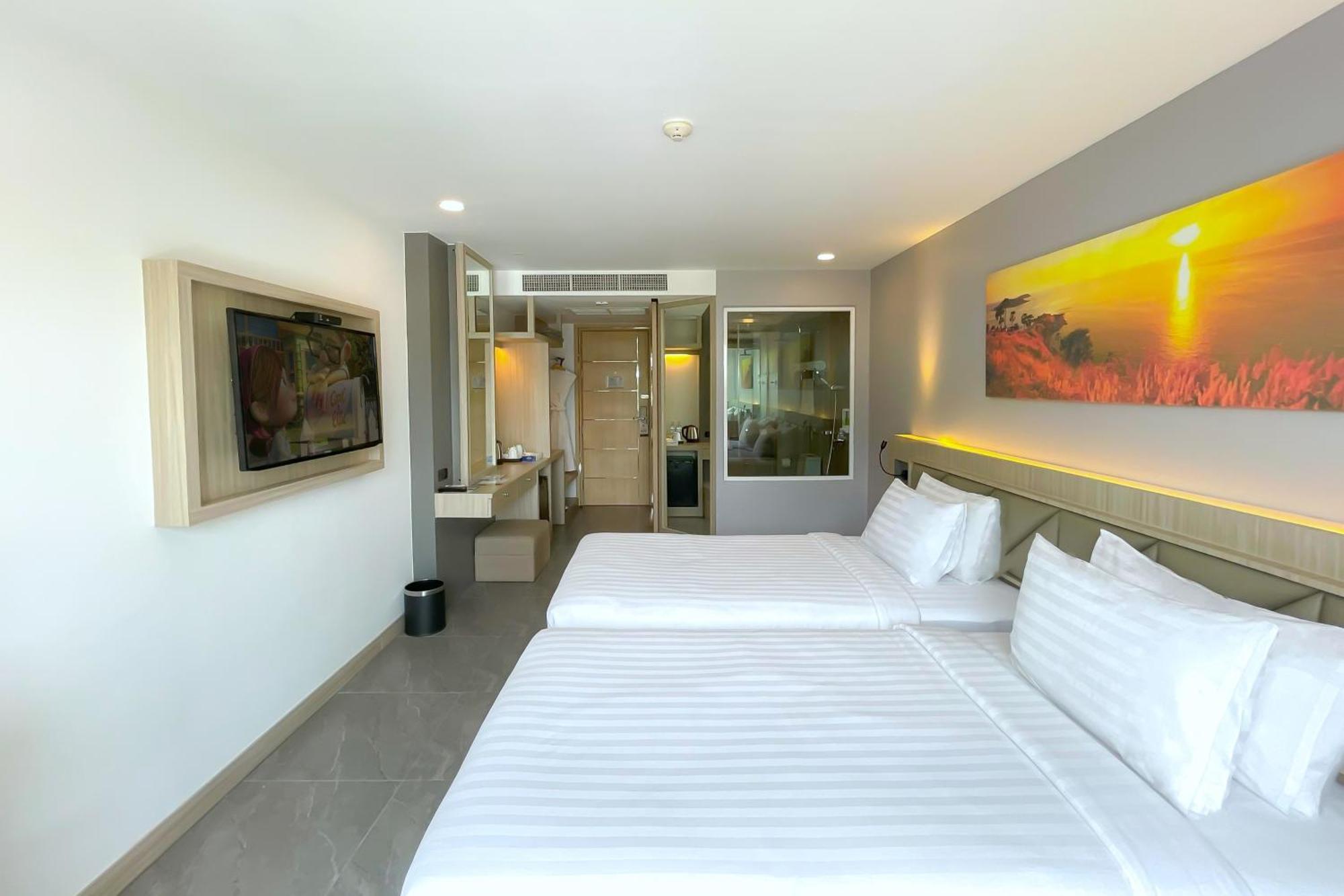 Clarian Hotel Beach Patong Esterno foto