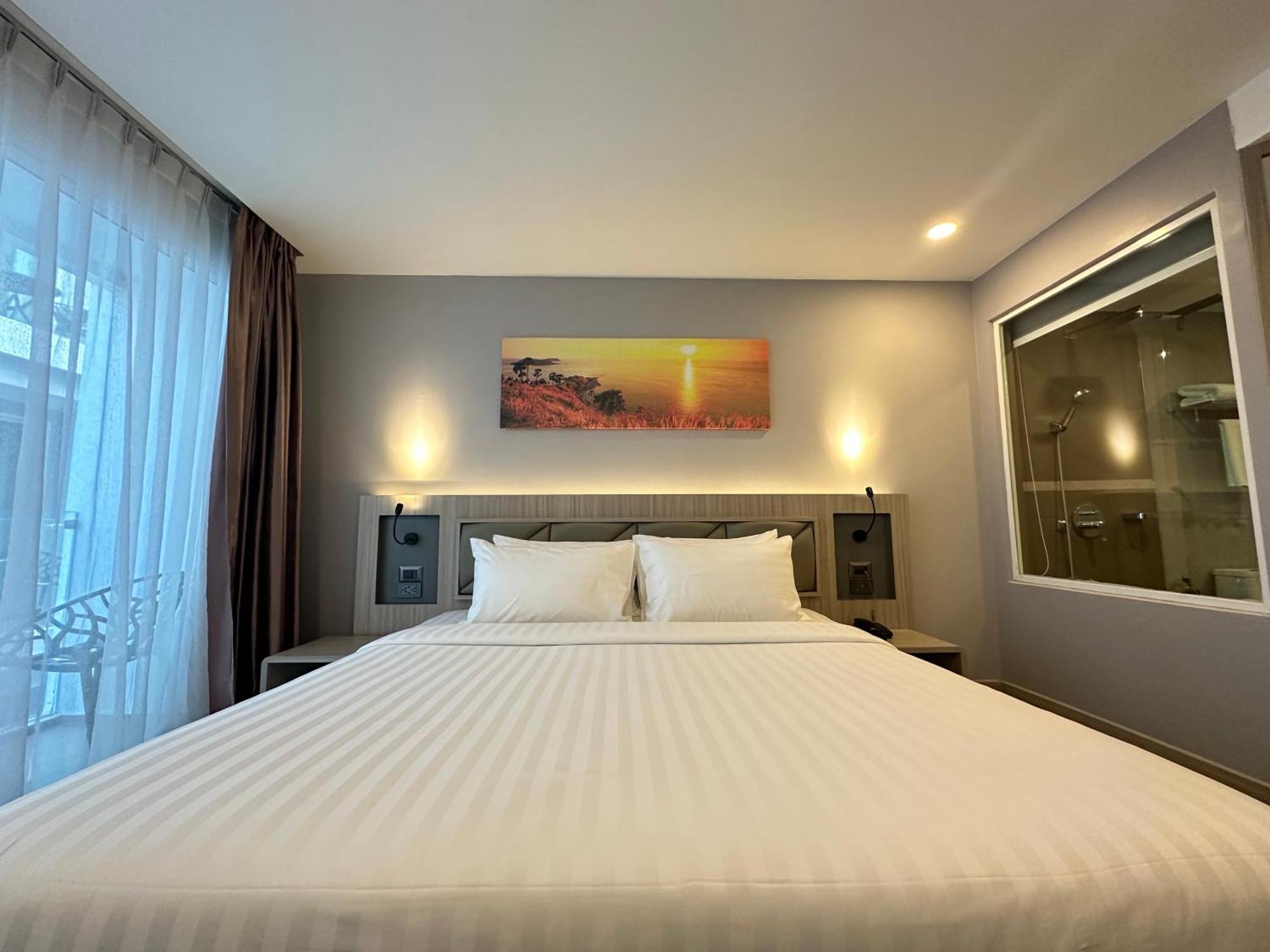 Clarian Hotel Beach Patong Esterno foto