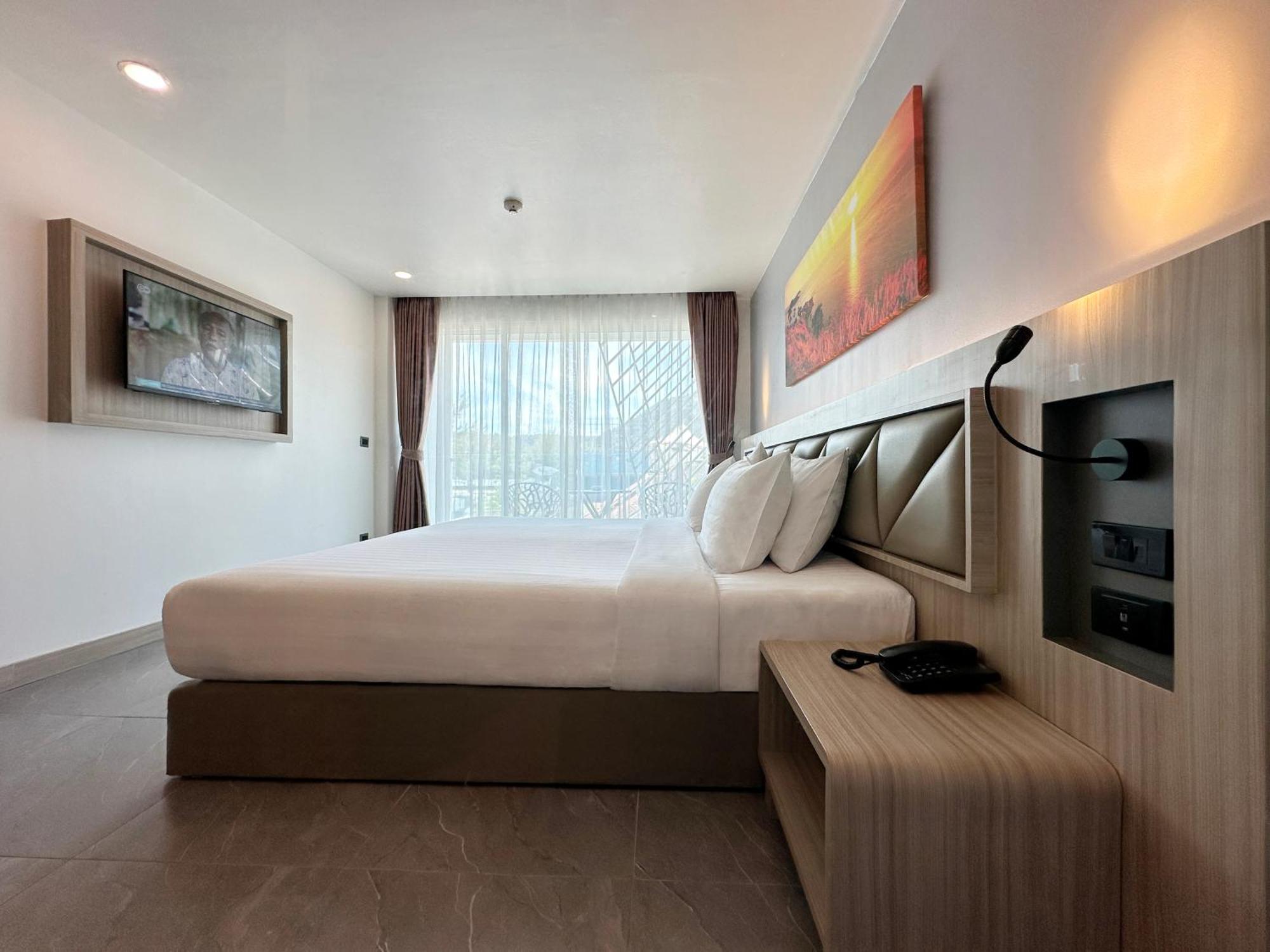 Clarian Hotel Beach Patong Esterno foto