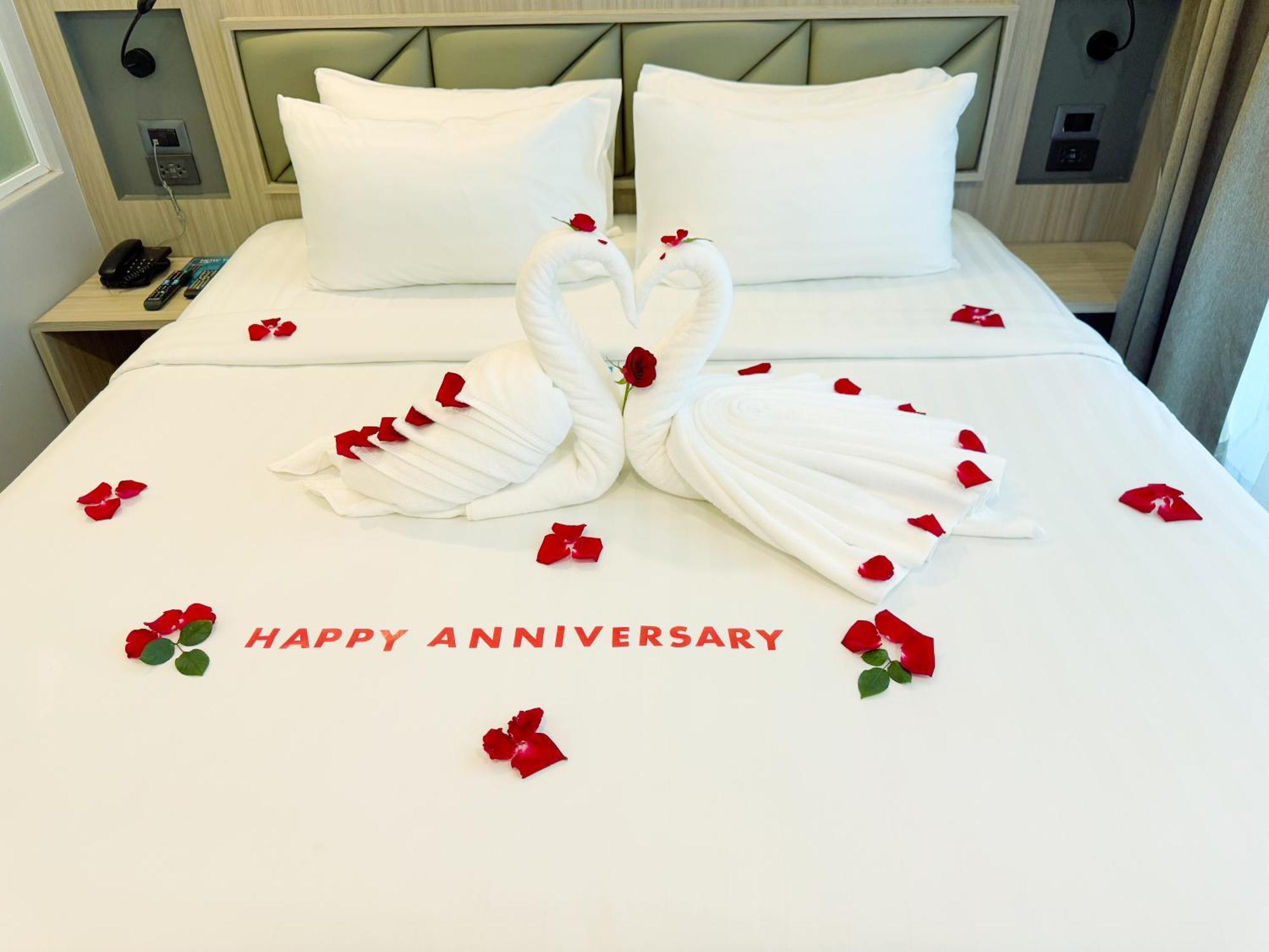 Clarian Hotel Beach Patong Esterno foto