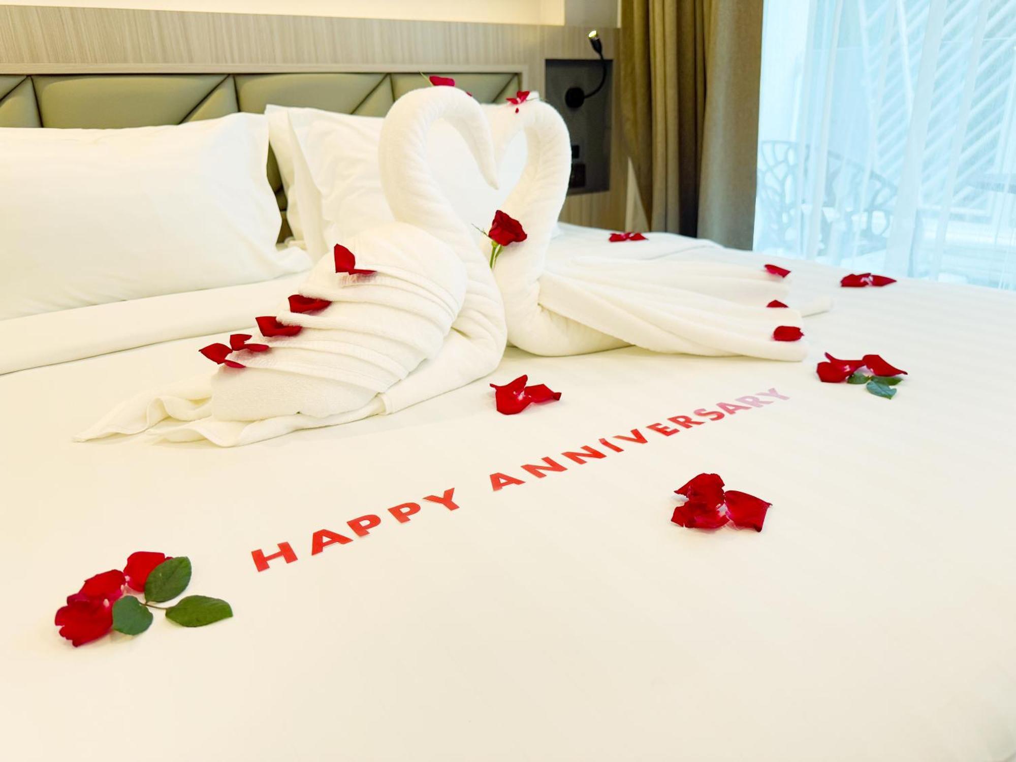 Clarian Hotel Beach Patong Esterno foto