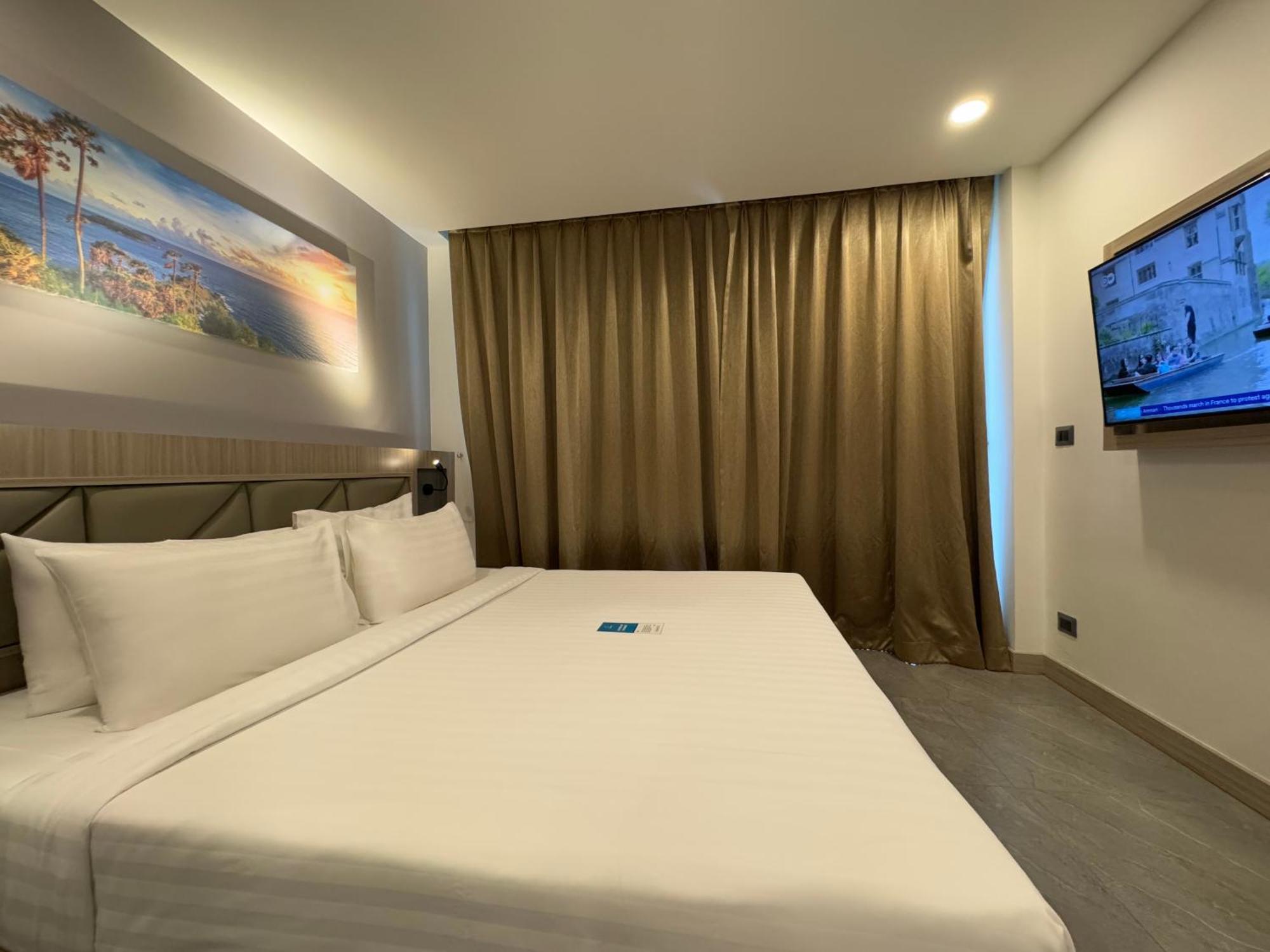 Clarian Hotel Beach Patong Esterno foto