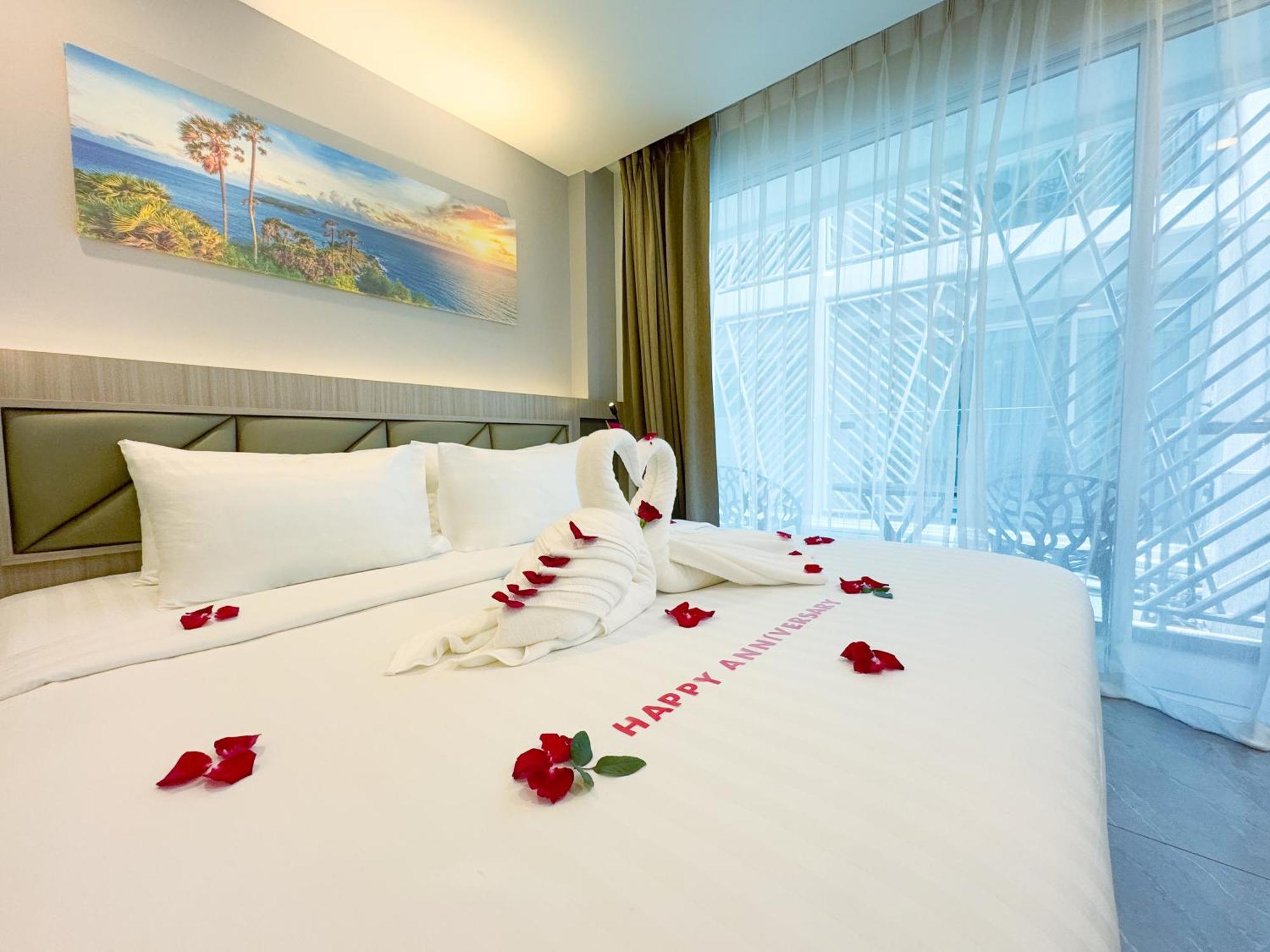 Clarian Hotel Beach Patong Esterno foto