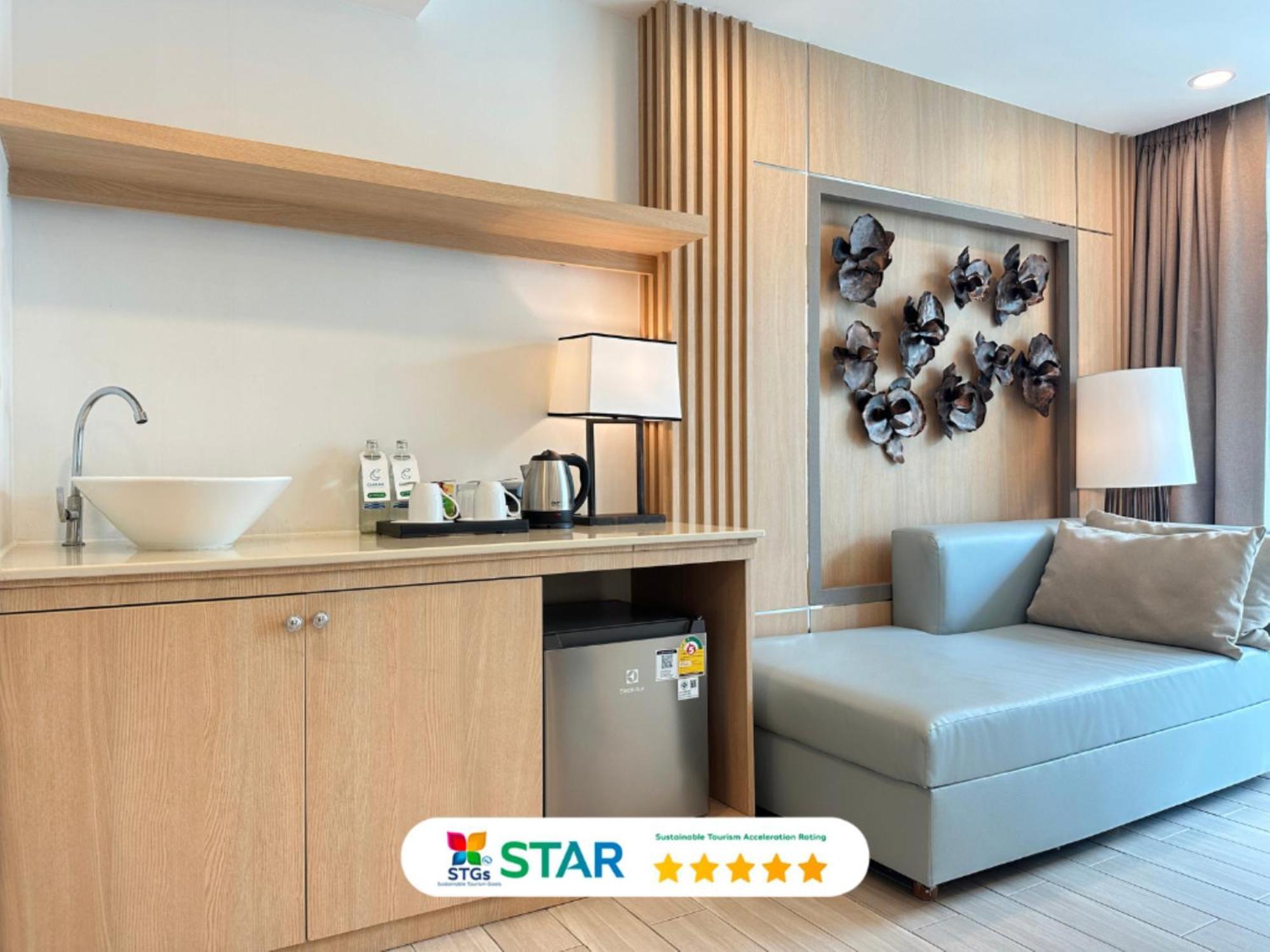 Clarian Hotel Beach Patong Esterno foto