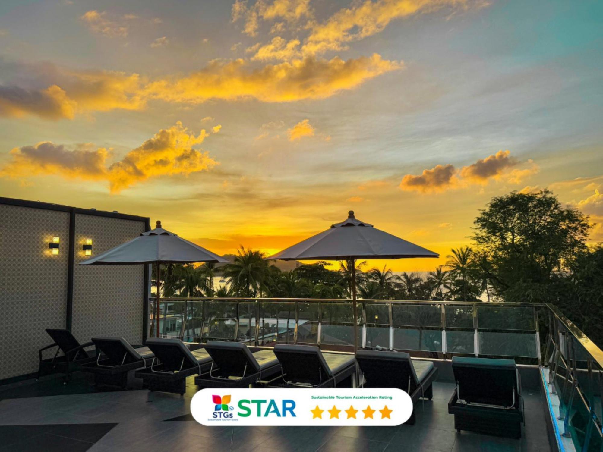Clarian Hotel Beach Patong Esterno foto
