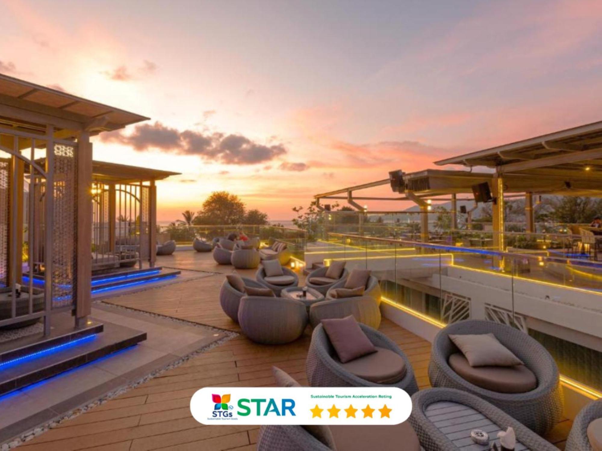 Clarian Hotel Beach Patong Esterno foto