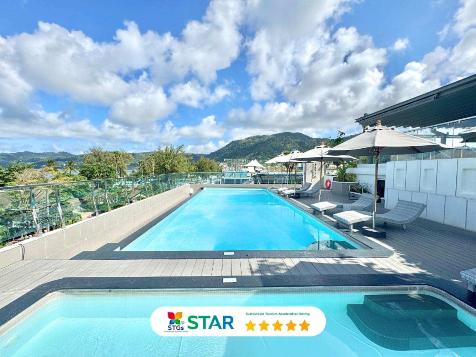 Clarian Hotel Beach Patong Esterno foto