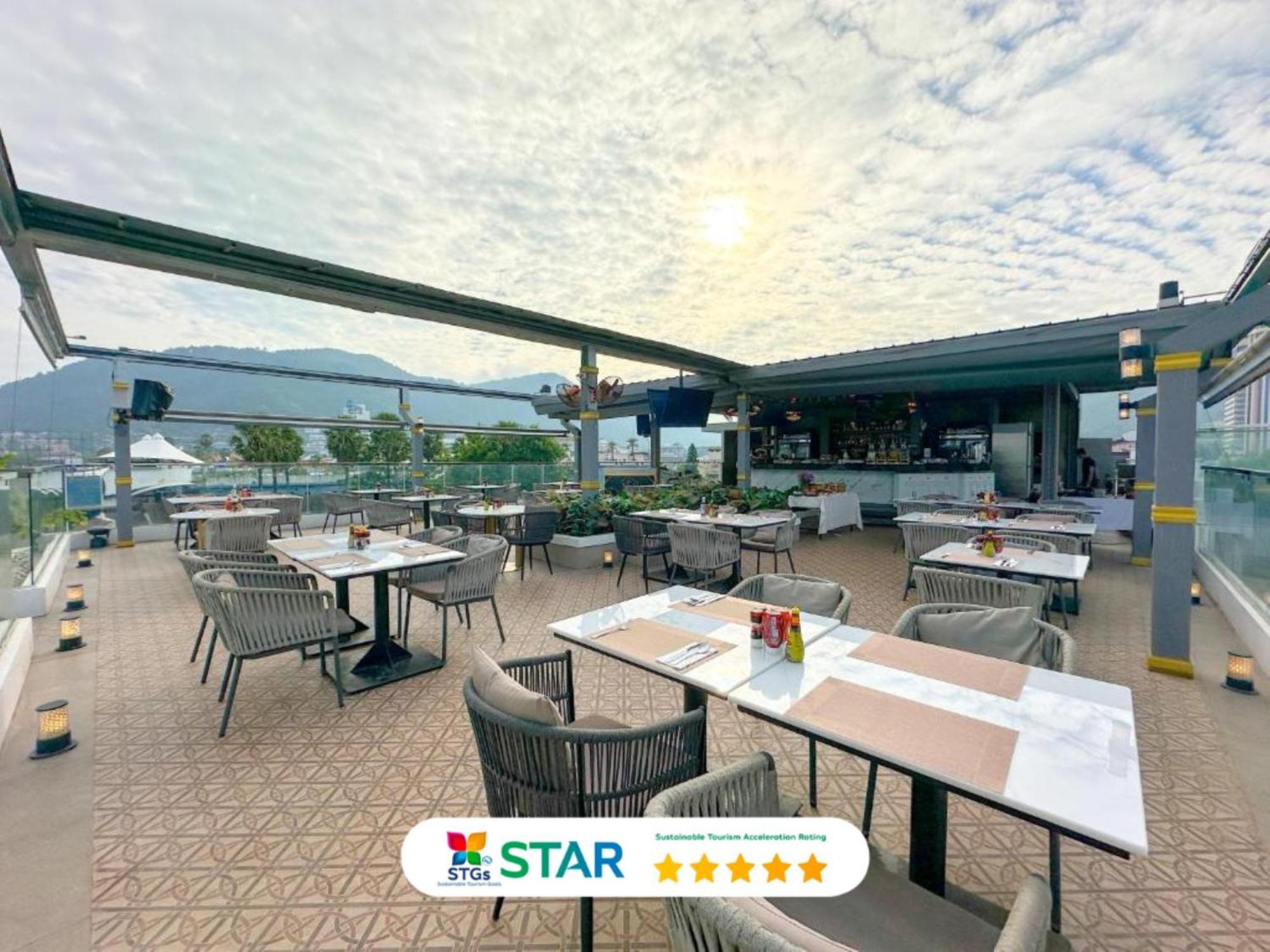 Clarian Hotel Beach Patong Esterno foto