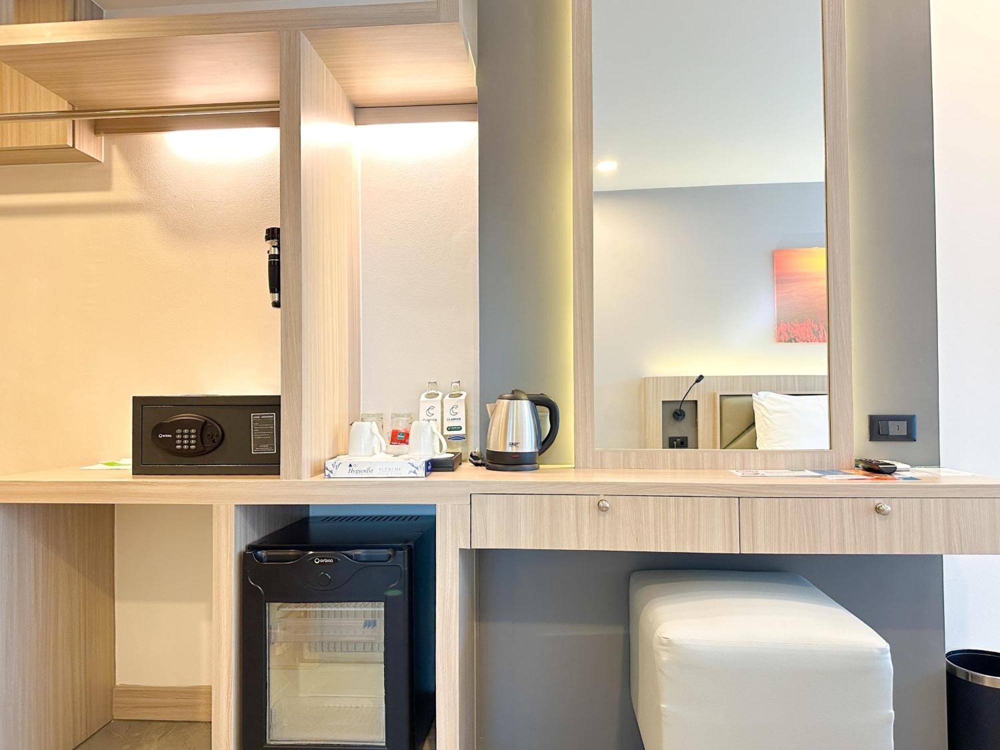 Clarian Hotel Beach Patong Esterno foto