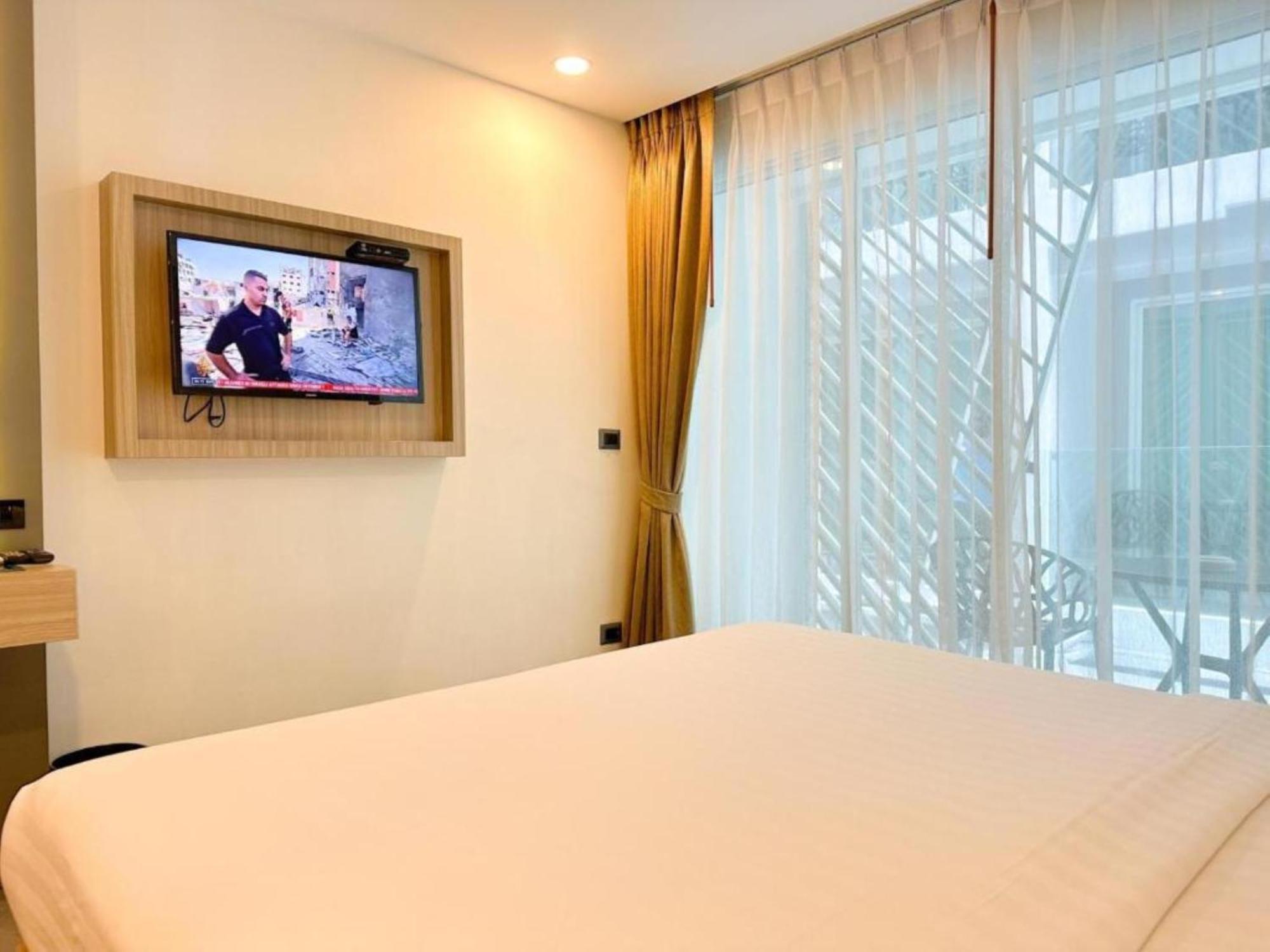 Clarian Hotel Beach Patong Esterno foto