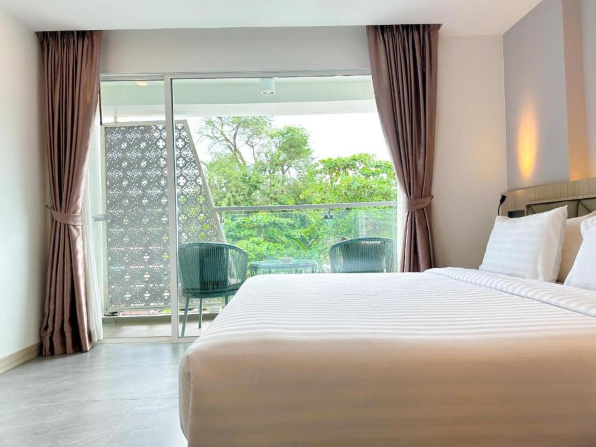 Clarian Hotel Beach Patong Esterno foto