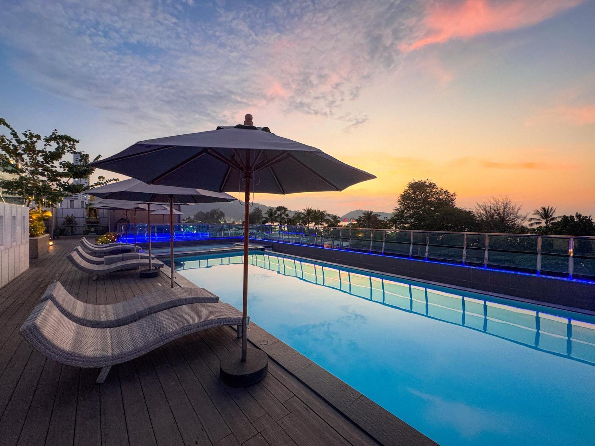 Clarian Hotel Beach Patong Esterno foto