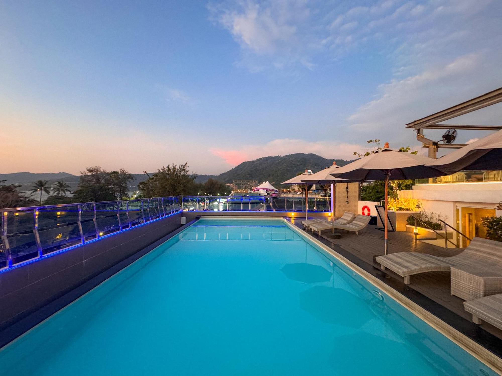 Clarian Hotel Beach Patong Esterno foto