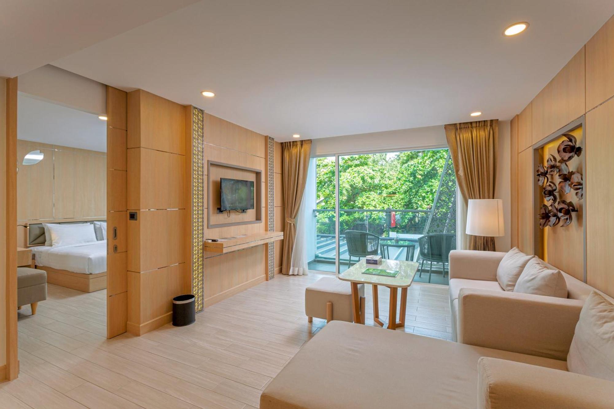 Clarian Hotel Beach Patong Esterno foto