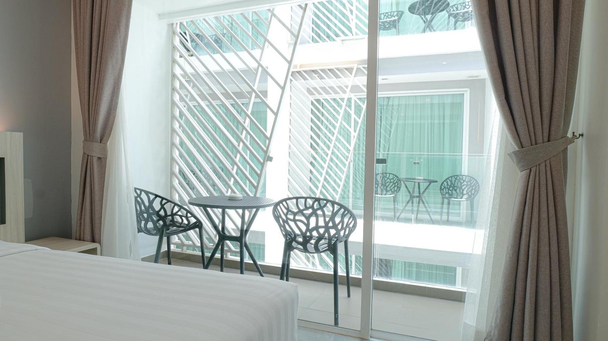 Clarian Hotel Beach Patong Esterno foto